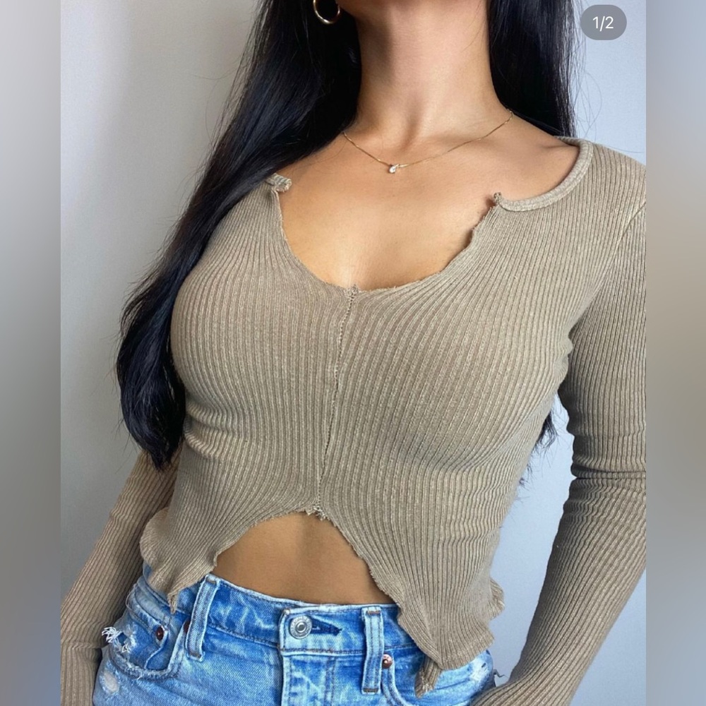 Lone sleeve crop